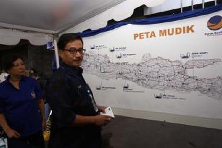 Ketua Badan Pemenangan Pemilu (Bappilu) Partai Nasdem Ferry Mursyidan Baldan (kanan) dan Ketua DPP Badan Rescue Nasdem Jeanette Sudjunadi (kiri) berdiskusi di depan peta mudik saat pembukaan 'rest area mudik' di kantor DPP partai Nasdem, Gondangdia, Jakarta Pusat, Minggu (28/7/2013).   