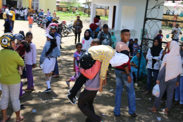 Belasan siswa jatuh pigsan saat mengikuti lomba gerak jalan indah dalam rangka memeriahkan Hari Ulang Tahun (HUT) Kemerdekaan RI ke-72 di Bula, Kabupaten Seram Bagian Timur, Sabtu (12/8/2017).