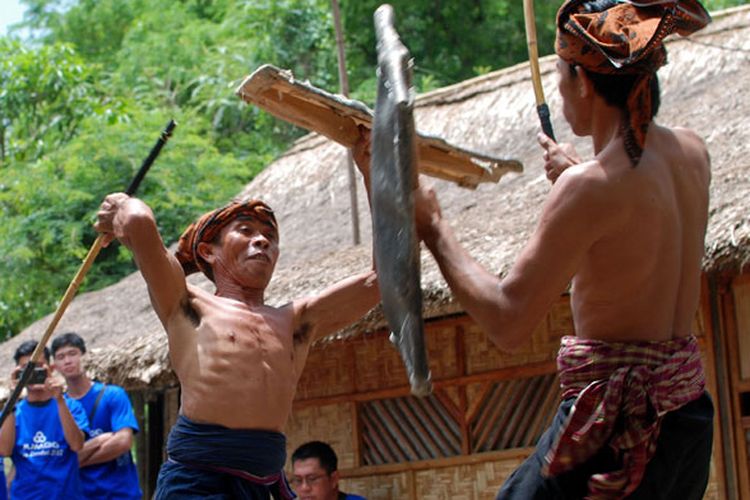 Dua pemain peresean (pepadu) bertarung dalam kesenian tradisional presean di Desa Ende, Lombok, NTB, Minggu (26/11/2017). Peresean merupakan kesenian tradisional suku Sasak yang dulunya diadakan setiap musim kemarau panjang, namun saat ini juga dipertunjukkan untuk wisatawan.