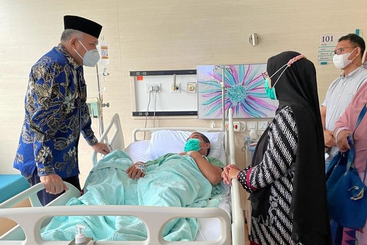 Gubernur Aceh, Nova Iriansyah saat membesuk Bupati Bener Meriah, Sarkawi yang mengalami stroke di Rumah Sakit Columbia Asia, Medan, Kamis (20/5/2021) sore.