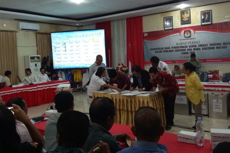 Ketua Komisi Pemilihan Umum (KPU) Provinsi Maluku, Syamsul Rifan Kubangun bersama seluruh komisioner KPU Maluku saat menandatangani berita acara hasil rekapitulasi penghitungan suara pemilihan gubernur dan wakil gubernur di Kantor KPU Maluku, Senin malam (9/7/2018)