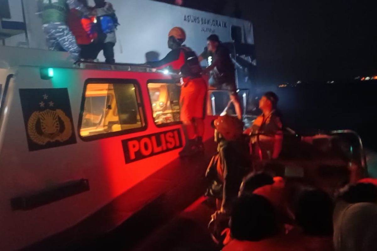Petugas mengevakuasi penumpang KMP Agung Samudra 9 yang kandas di perairan Selat Bali di dekat Pelabuhan Gilimanuk, Jembrana, Bali, Senin (23/6/2025) malam.