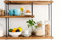 6 Ide dan Tips Dekorasi Rak Dapur Minimalis yang Bisa Ditiru