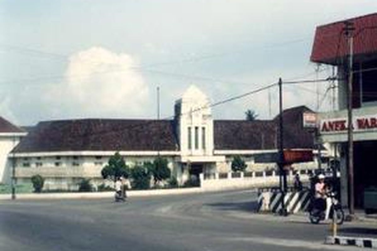 Kantor Unit Penambangan Timah Belitung (UPT-Bel) di pusat kota Tanjungpandan ini adalah saksi bisu masa-masa kejayaan timah di Pulau Belitung. Sejak UPT-Bel ditutup, gedung megah ini pun ikut kehilangan roh dan kini hanya tinggal kenangan.