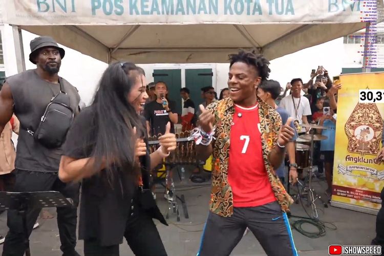 Youtuber IShowSpeed ikut bergoyang saat berkunjung ke Indonesia dan melakukan live streaming di Kota Tua, Jakarta Barat