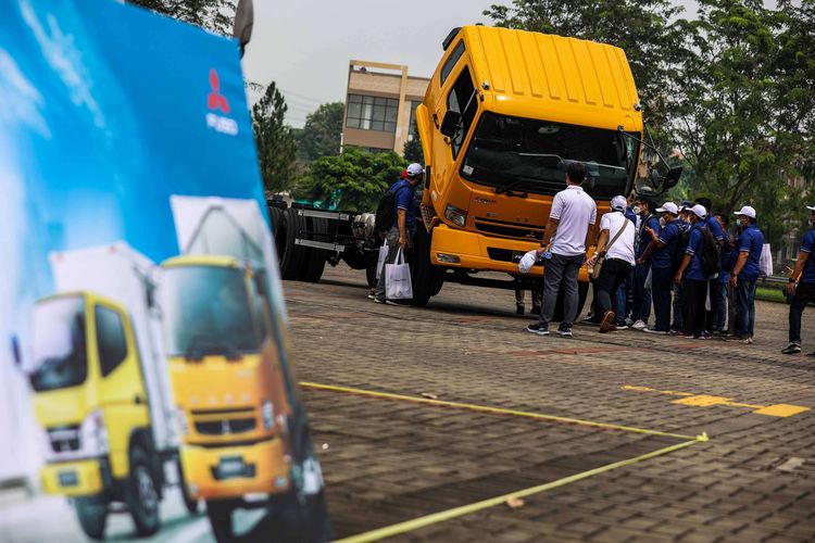 Mitsubishi Fighter X Euro 4 saat sesi media test drive Fuso di Tangerang, Jumat (25/3/2022). Total ada 29 varian yang disediakan KTB dengan rincian, 15 tipe untuk Fuso Canter di segmen light duty truck, dan sisanya 14 tipe untuk Fighter X di segmen medium duty truck.