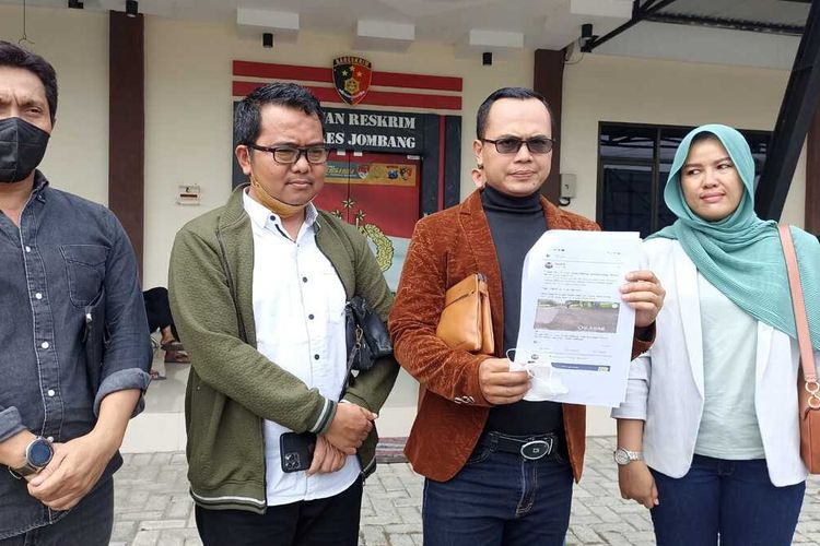 Retno Mariyani (Kanan), anggota Dewan Perwakilan Rakyat Daerah (DPRD) Jombang, Jawa Timur, melaporkan aktivis LSM ke Polres Jombang, terkait unggahan di Facebook, Selasa (16/8/2022).