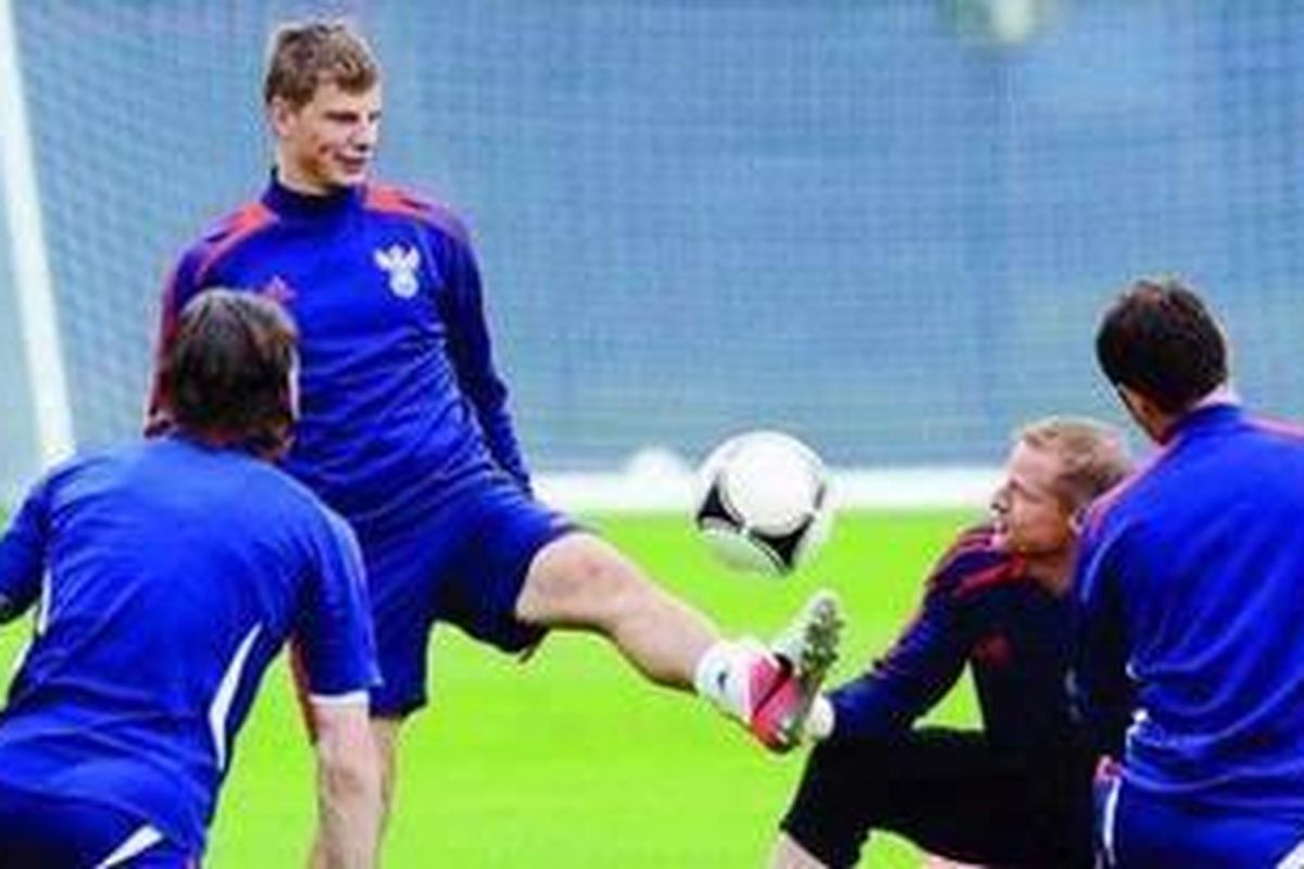 Penyerang Rusia, Andrey Arshavin (tengah), ambil bagian dalam sesi latihan di Stadion Victoria di Sulejowek, Kamis (14/6). Rusia akan melawan Yunani, Sabtu (16/6).
