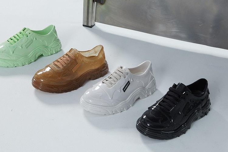 Sneaker yang terbuat dari material plastik daur ulang, kolaborasi Melissa dan Rombaut.