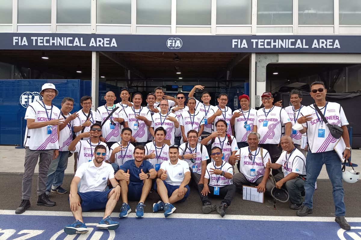 Para scrutineer yang memeriksa kendaraan Formula E sebelum turun ke trek