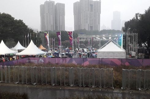 GBK Hujan, Peserta Nobar Penutupan Asian Games Berteduh di Istora