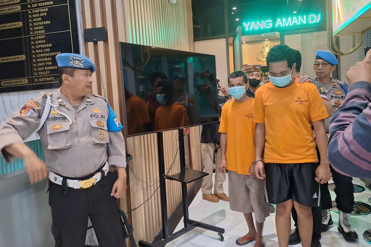 Akbarullah Muhammad Prayuda (25) pelaku pencurian ban mobil dan Sumihar Hutajulu (47) penadah hasil curian. Kamis (16/5/2024).