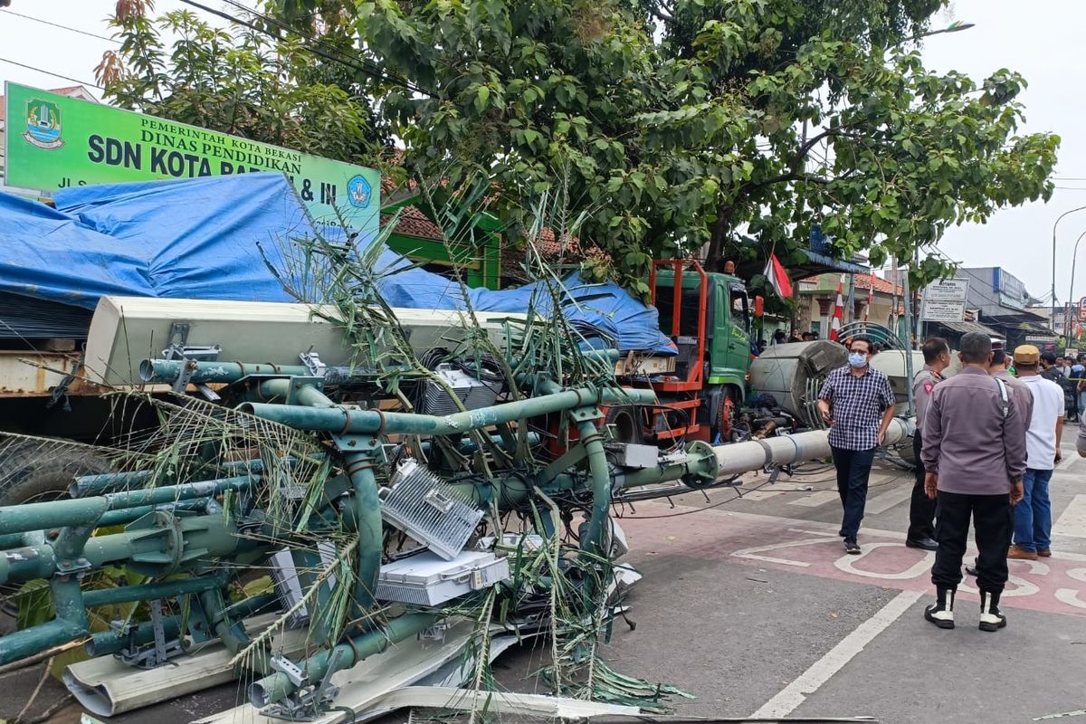 Kecelakaan truk kontainer di Jalan Sultan Agung KM 28,5 Kelurahan Kota Baru, Bekasi Barat, Kota Bekasi, Rabu (31/8/2022). Kepala Unit Laka Lantas Polres Metro Bekasi Kota Ajun Komisaris Polisi Farida mengatakan bahwa dari catatan yang polisi terima, ada sejumlah korban yang menjadi luka dalam kecelakaan tersebut.