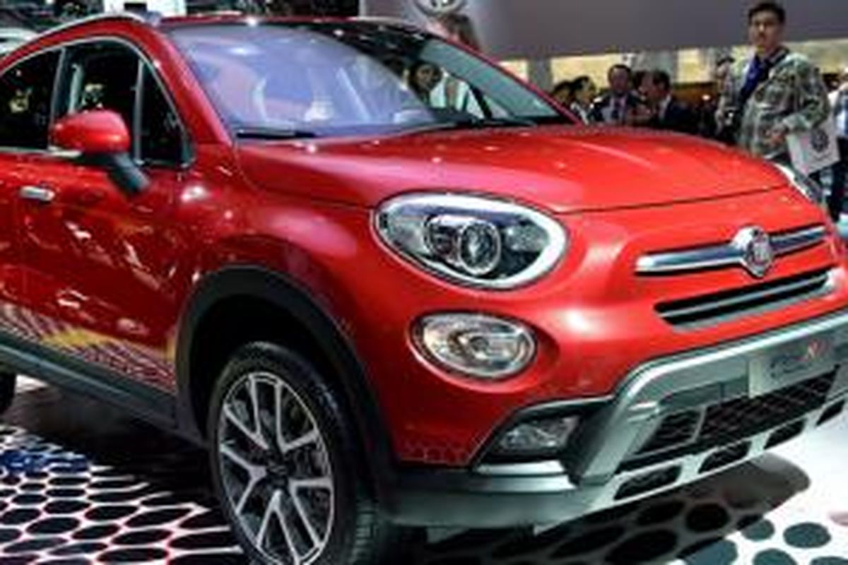 Fiat menampilkan model terbaru 500X di Paris Motor Show 2014.