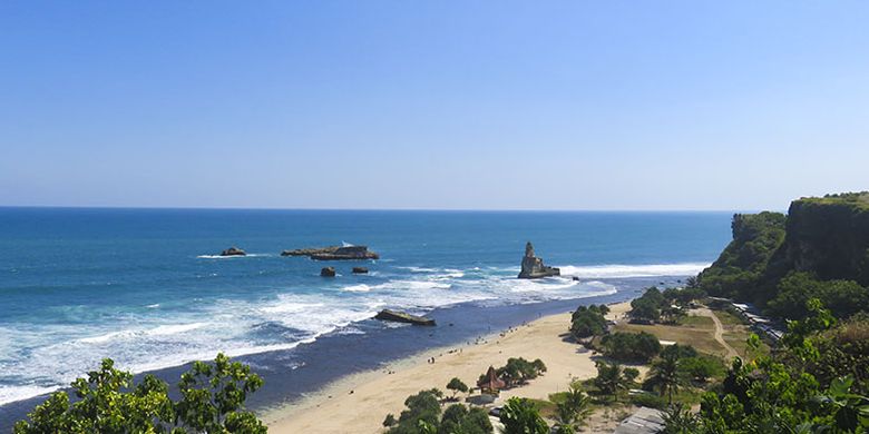 Keindahan Pantai Buyutan dilihat dari tebing sebelah timur.