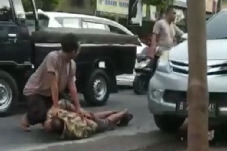 Petugas Kepolisian Resor Tuban, Jawa Timur, mengamankan pelaku pencurian yang berusaha melarikan diri menggunakan mobil di Jalan Raya Deandles, Tuban - Gresik. Kamis (16/5/2022).