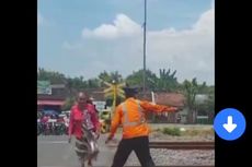 Cerita di Balik Nenek Berbaju Merah di Ngawi Santai Seberangi Rel Saat Kereta Hendak Melintas