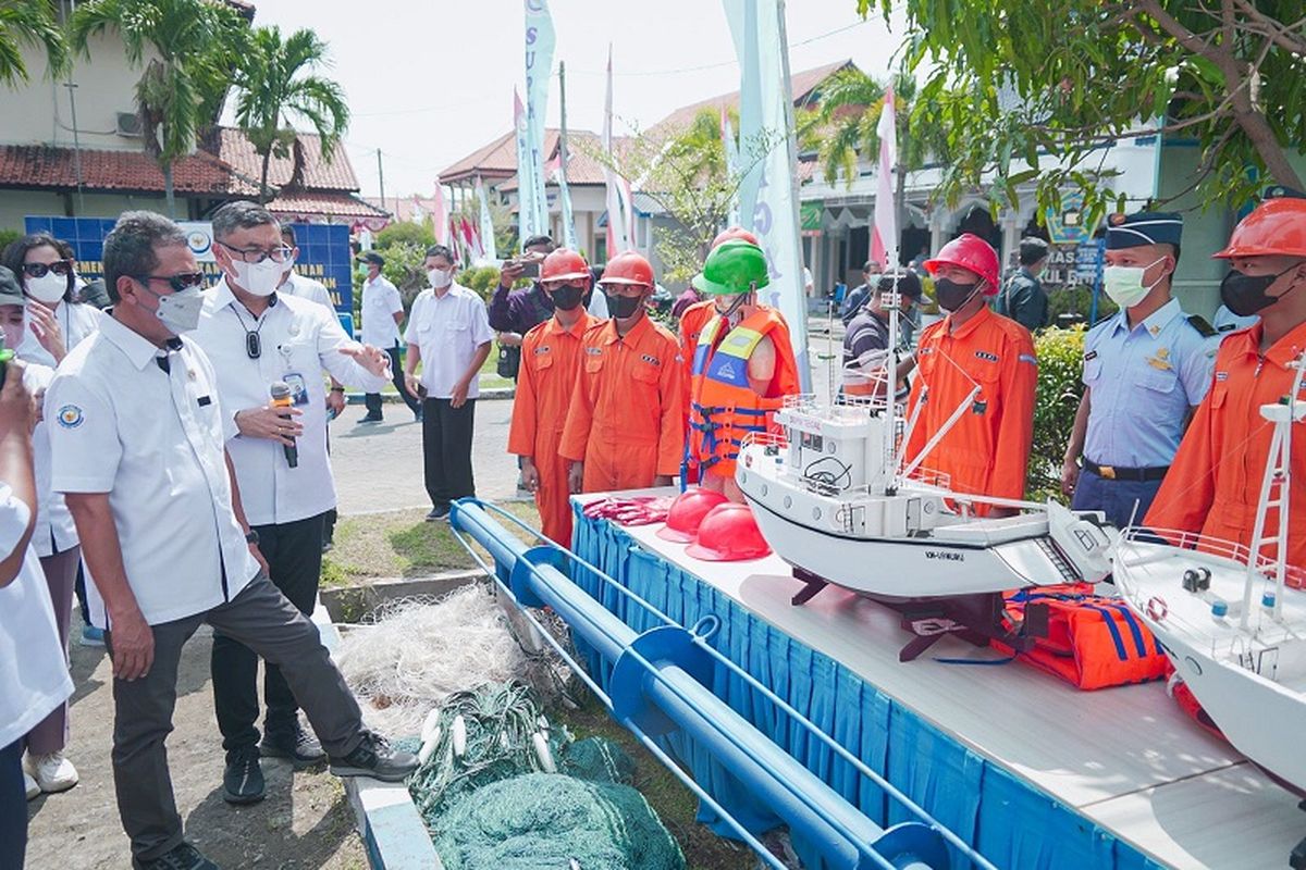 Menteri Trenggono berkesempatan untuk melihat sarana dan prasarana dan atraksi Basic Safety Training di BPPP Tegal, Selasa (19/4/2022). 