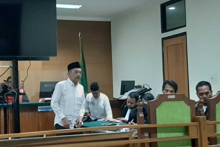 Dua terdakwa korupsi revitalisasi sentra IKM di Kota Serang Banten saat meminta masukan dari pengacara dengan vonis yang diberikan hakim pengadilan Tipikor Serang. Terdakwa Yoyo Wicahyono divonis 1 tahun dan terdakwa Darussalam 1,5 tahun penjara.