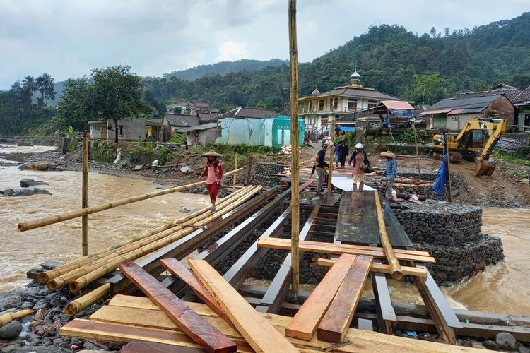 Sejumlah warga tengah mengerjakan bagian jembatan yang belum selesai Jumat (16/4/2021), jembatan di jalan milik Provinsi Banten tersebut dibangun swadaya oleh warga.