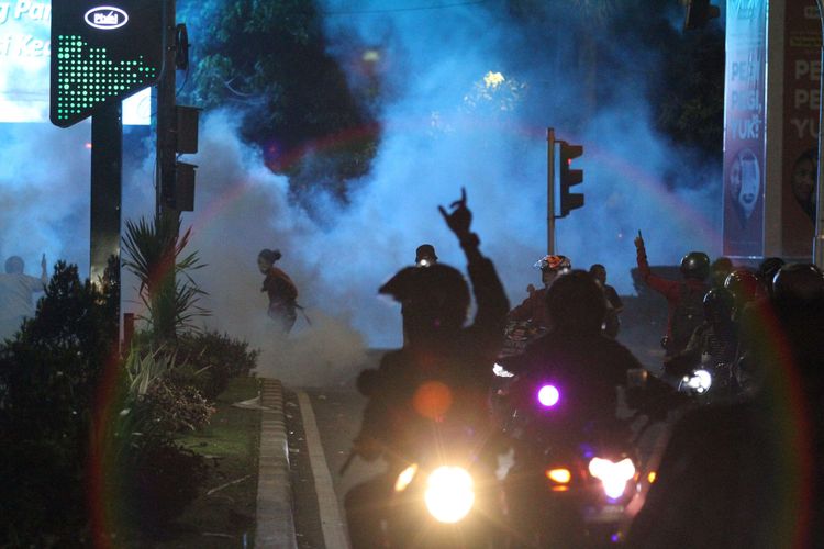 Mahasiswa yang melakukan Aksi Tolak RUKHP di Depan Gedung DPR/MPR dIpukul mundur Polisi hingga Jalan Asia Afrika, Senayan, Jakarta Pusat, Selasa (24/9/2019).
