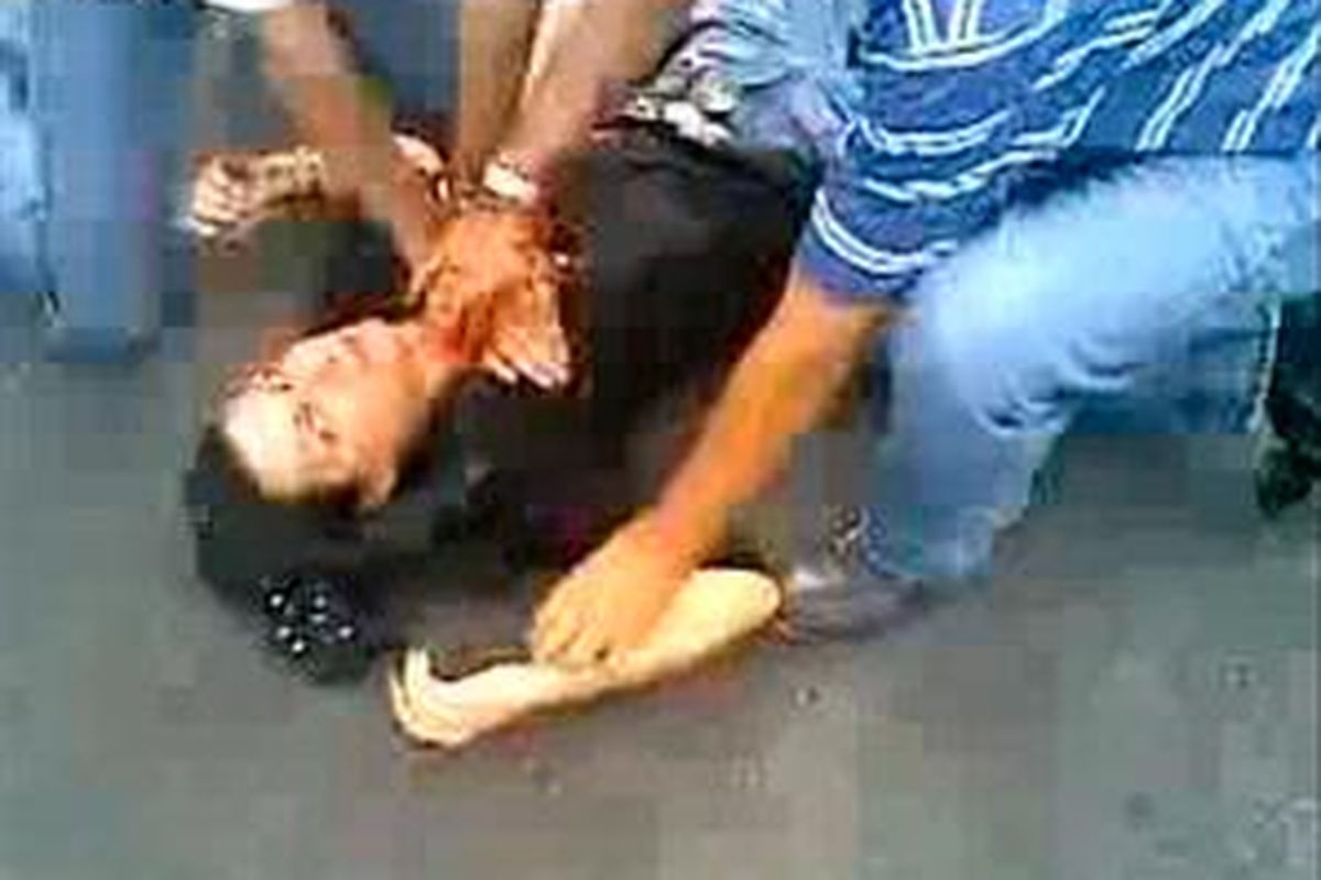 Gambar beredar di YouTube menunjukkan Neda Agha Soltani tergeletak di jalan meregang nyawa.