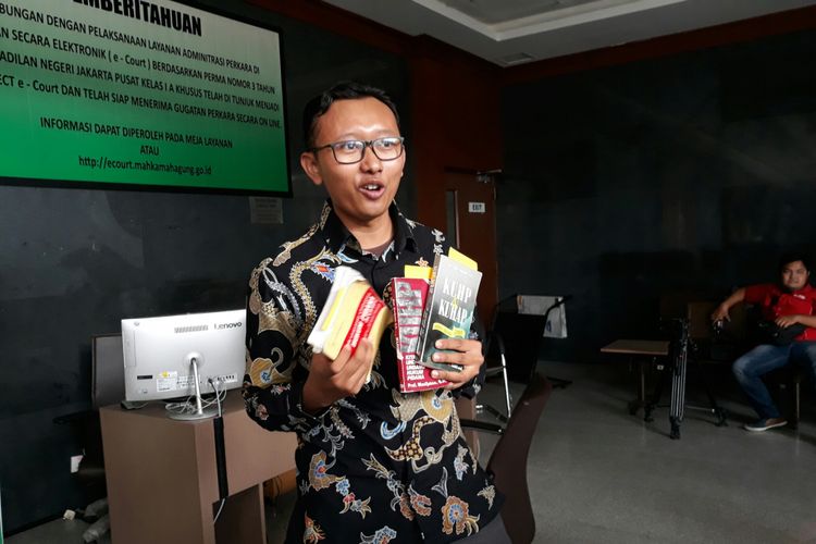 Ketua Bidang Advokasi YLBHI Muhammad Isnur mendaftarkan gugatan KUHP ke PN Jakarta Pusat, Jumat (8/6/2018).