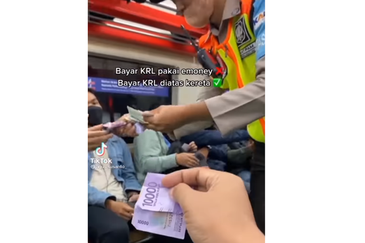 Tangkapan layar video viral penumpang KRL membayar karcis di dalam kereta.