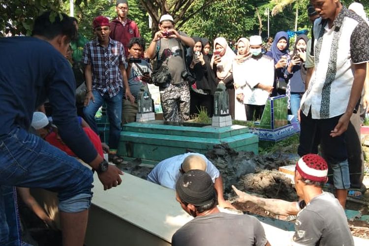 Suasana pemakaman Fera Oktaria (21) korban pembunuhan dengan cara di mutilasi di TPU Naga Swidak Plaju Palembang, Sumatera Selatan Sabtu (11/5/2019).