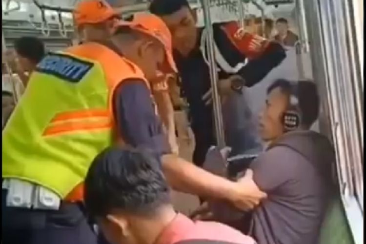 Seorang penumpang KRL rute Tanah Abang Rangkas Bitung ditarik keluar dari gerbong KRL pada Jumat (6/12/2019) karena merokok di dalam gerbong KRL. Peristiwa itu terjadi Jumat (6/12/2019) kemarin.