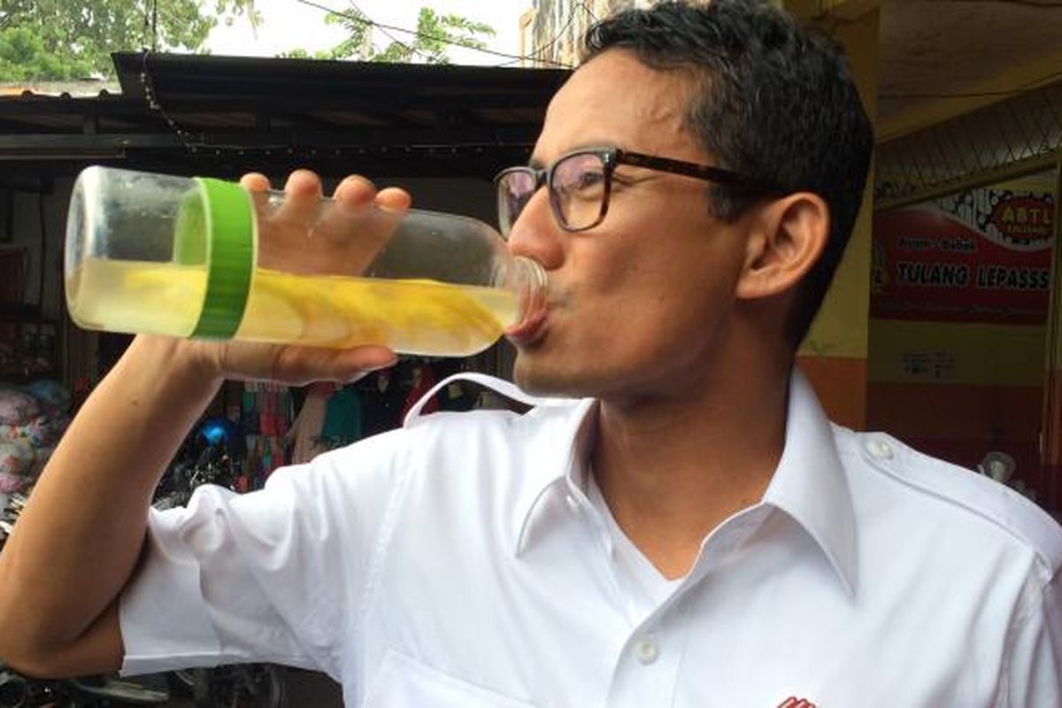 Calon wakil gubernur DKI Jakarta nomor tiga, Sandiaga Uno saat minum infused water usai makan siang di Pasar Rebo, Jakarta Timur, Selasa (7/2/2017).