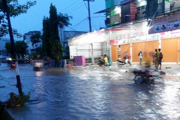 Banjir kembali mengepung Kota Bima, NTB, dengan ketinggian air 50 sampai 75 centimeter, Minggu (26/3/2017)