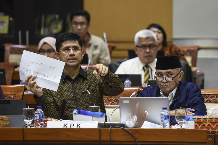 Ketua KPK Agus Rahardjo (kanan) bersama Wakil Ketua KPK Laode M Syarif mengikuti rapat dengar pendapat dengan Komisi III DPR di Kompleks Parlemen Senayan, Jakarta, Selasa (12/9/2017). RDP tersebut membahas mekanisme dan tata kerja di Direktorat Pengaduan Masyarakat (Dumas) KPK. ANTARA FOTO/Hafidz Mubarak A/Spt/17