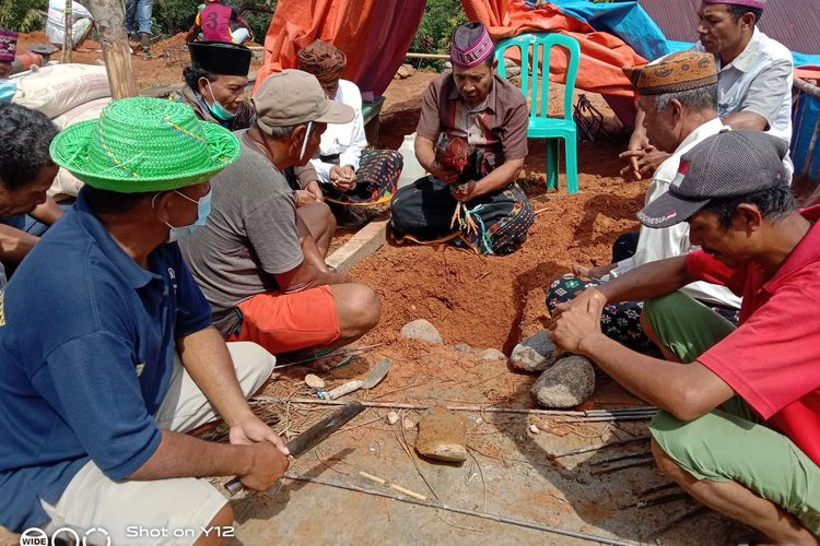 Foto : Maksimus Hambur, Tua Golo Kampung Nobo, Manggarai Barat, NTT bersama tua adat lainnya duduk bersila di tanah berlumpur di lokasi pembangunan gereja Katolik Stasi Cekonobo, Desa Tondong Belang, Kecamatan Mbeliing, pada Senin (28/3/2022).