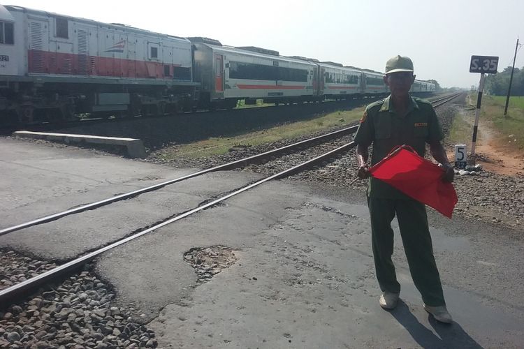 Tukiman, penjaga lintasan kereta api tak berpalang pintu. 