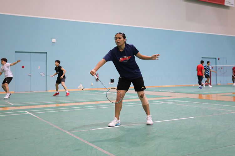 Tunggal Putri Indonesia, Gregoria Mariska Tunjung, telah menjalani latihan pertama di OCBC Arena jelang Singapore Open 2024.