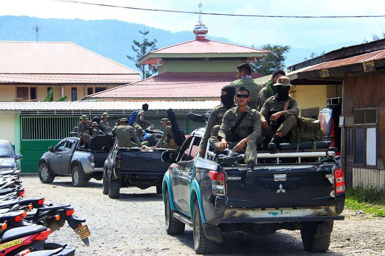 Anggota Brimob Polri menuju ke Nduga, Papua, di mana sebelumnya puluhan pekerja infrastruktur dilaporkan tewas dibantai oleh Kelompok Kriminal Bersenjata (KKB), Selasa (4/12/2018). Sebanyak 31 orang disebut tewas dibantai KKB di lokasi proyek jalan Trans Papua yang diduga terjadi pada Sabtu (1/12/2018) dan Minggu (2/12/2018).