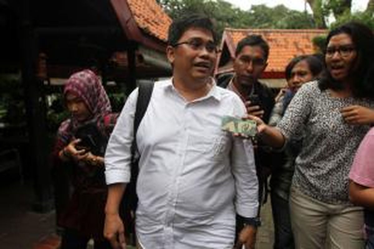 Pria yang mengaku teman dekat Ketua KPK Abraham Samad, Zainal Tahir, dicecar pertanyaan oleh wartawan usai menggelar konferensi pers di Restoran Pulau Dua, Jakarta, Rabu (4/2/2015). Zainal mengklarifikasi dan mengaku kepada wartawan bahwa dirinya adalah orang yang memotret orang mirip Abraham Samad dengan seorang perempuan di sebuah kamar hotel di Makassar.