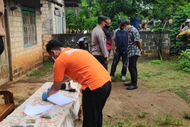 Petugas Kepolisian melakukan olah TKP di pekarangan korban pembacokan hingga tewas di Dusun Becok, Desa Tegalrejo, Kecamatan Merakurak, Tuban
