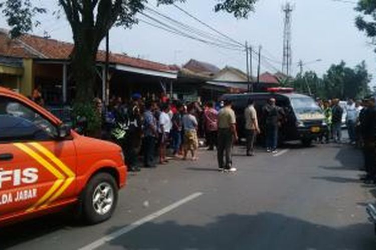 Suasana di tempat kejadian perkara  (TKP) pembunuhan kakak beradik yang merupakan anak dari anggota TNI - AD berpangkat Letnan Kolonel saat ketiga jenazah akan diberangkatkan menuju RS. Sartika Asih, di Jalan Gudang Utara No. 18, Bandung, Jawa Barat, Minggu, (22/6/2014).