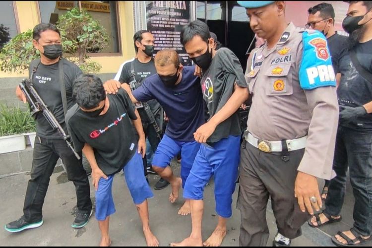 AKBP Ariek Indra Sentanu, Kapolres Cirebon Kota bersama jajaran mengungkap kasus pencurian dengan kekerasan, di Mapolres Cirebon Kota pada Jumat (27/1/2023). Petugas terpaksa melumpuhkan tiga tersangka karena berusaha melawan dan melarikan diri dari pengejaran.