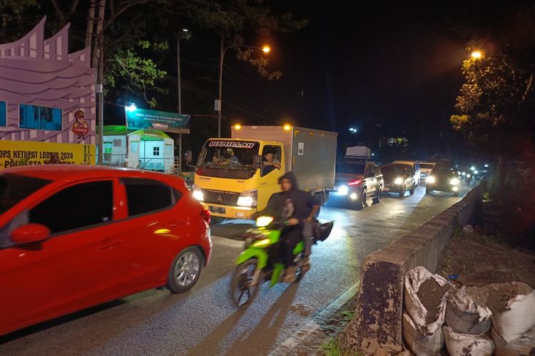 Arus lalulintas di Cikaledong, Nagreg Kabupaten Bandung, Jawa Barat mengalami peningkatan pada H-4 atau Sabtu (6/4/2024) pada malam hari