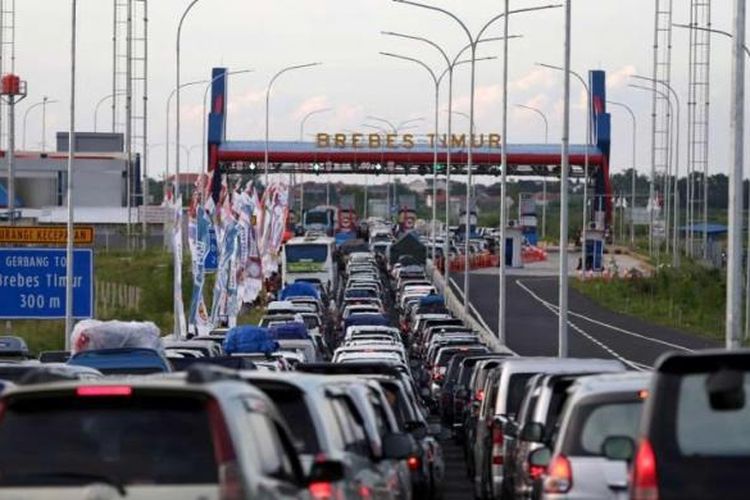 Kemacetan mengular sepanjang 18 kilometer di ruas tol Pejagan - Brebes Timur, Jawa Tengah, Jumat (01/07/2016). Puncak arus mudik diperkirakan terjadi pada H-3 lebaran.