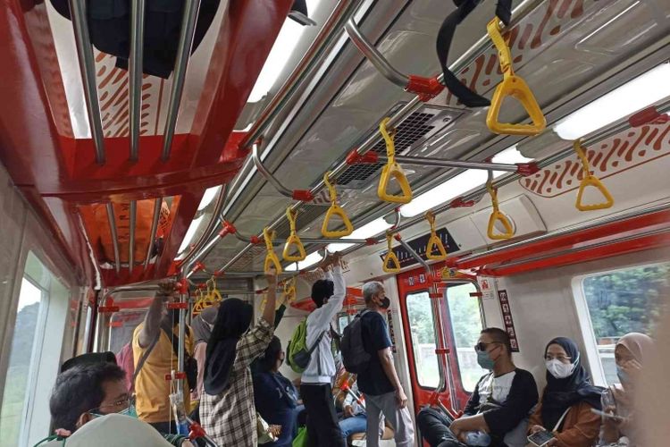 Suasana di dalam gerbong KRL buatan INKA lintas Jogja-Solo.