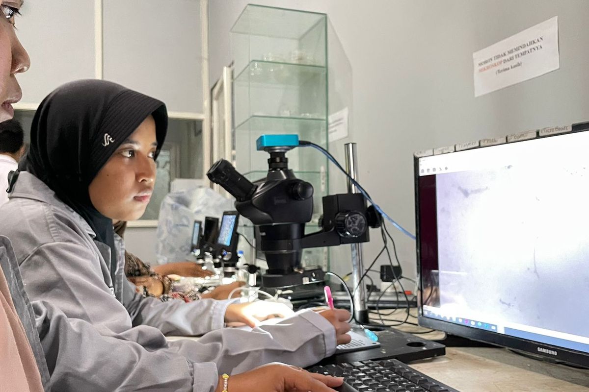 Peneliti dan aktivis lingkungan meneliti kandungan mikroplastik pada udara dan air hujan, Selasa (18/11/2025)