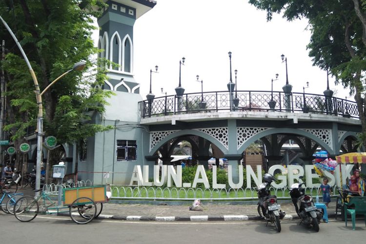 Penampakan alun-alun Gresik.