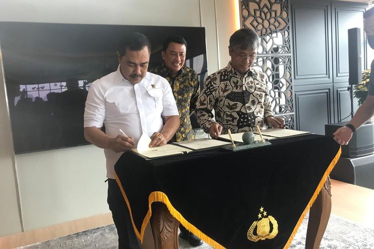 Kepala Bareskrim (Kabareskrim) Polri Komjen Agus Andrianto dan Anggota Dewan Pers bidang Komisi Hukum, Arif Zulkifli menandatangani perjanjian kerja sama terkait perlindungan karya jurnalistik di Gedung Bareskrim, Mabes Polri, Jakarta, Kamis (10/11/2022).