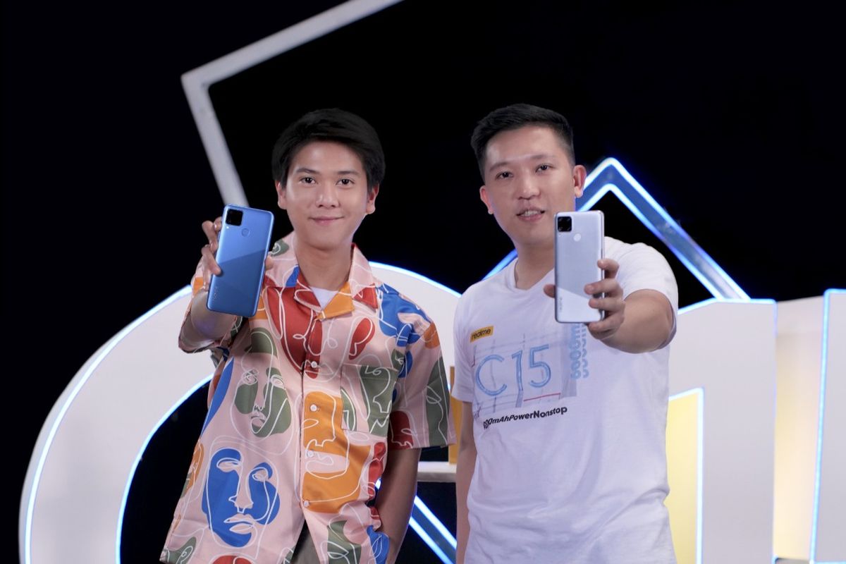 Brand ambassador Realme dan Product Manager Realme Indonesia, Felix Christian, menggenggam Realme C15.