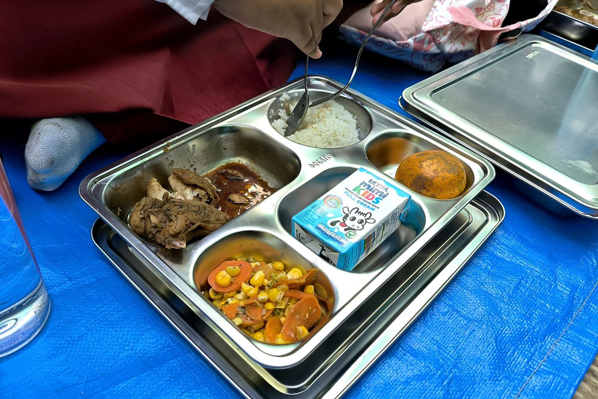 Menu Makan Bergizi Gratis di Tangsel Hari Pertama, Ayam Semur dan Sayur Capcay