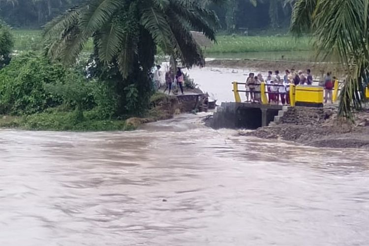 Banjir di Agam, Sumatera Barat menggenangi rumah warga, merusak sawah serta membuat akses jalan putus, Selasa (22/10/2019)